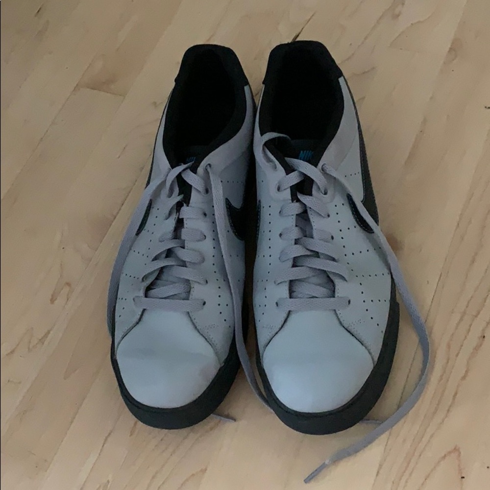 Barely worn Nike sneakers